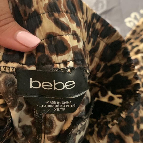 Printed Bebe pants SZ xs - like new - Picture 3 of 4